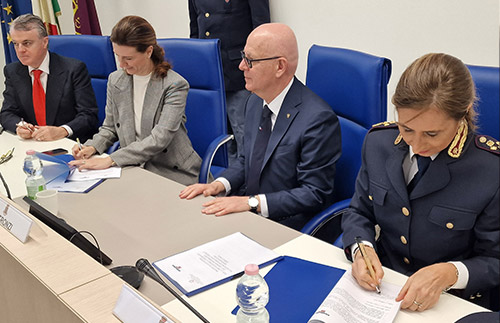 immagine che ritrae la sottoscrizione dei protocolli di intesa tra la dottoressa Marina Caprotti ed il primo dirigente di stato Tiziana Liguori
