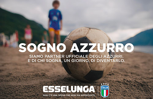 Immagine di bambino che si appresta a calciare un pallone su una spiaggia