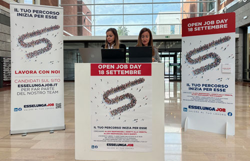 Foto rappresentanti stand Job Day Esselunga a Modena