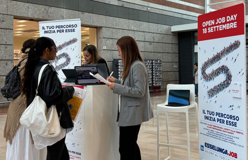 Foto raffigurante rappresentanti stand Job Day Esselunga