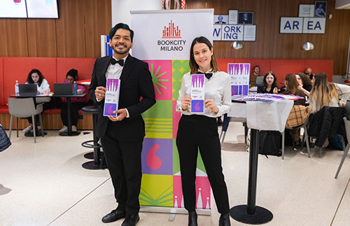Foto che ritrae due promoter in uno stand Bookcity Milano