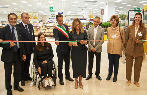 taglio del nastro all'interno del negozio